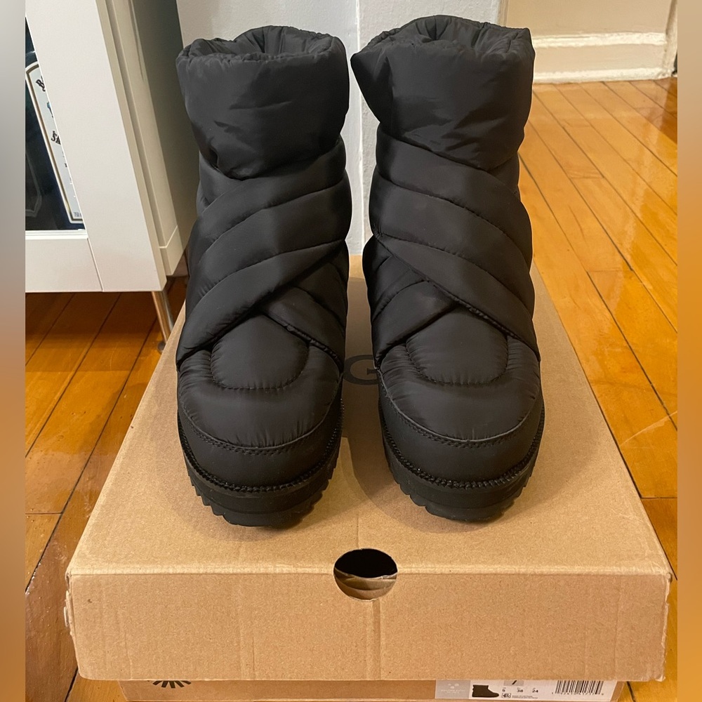 UGG Montara boots in black. Size 7.